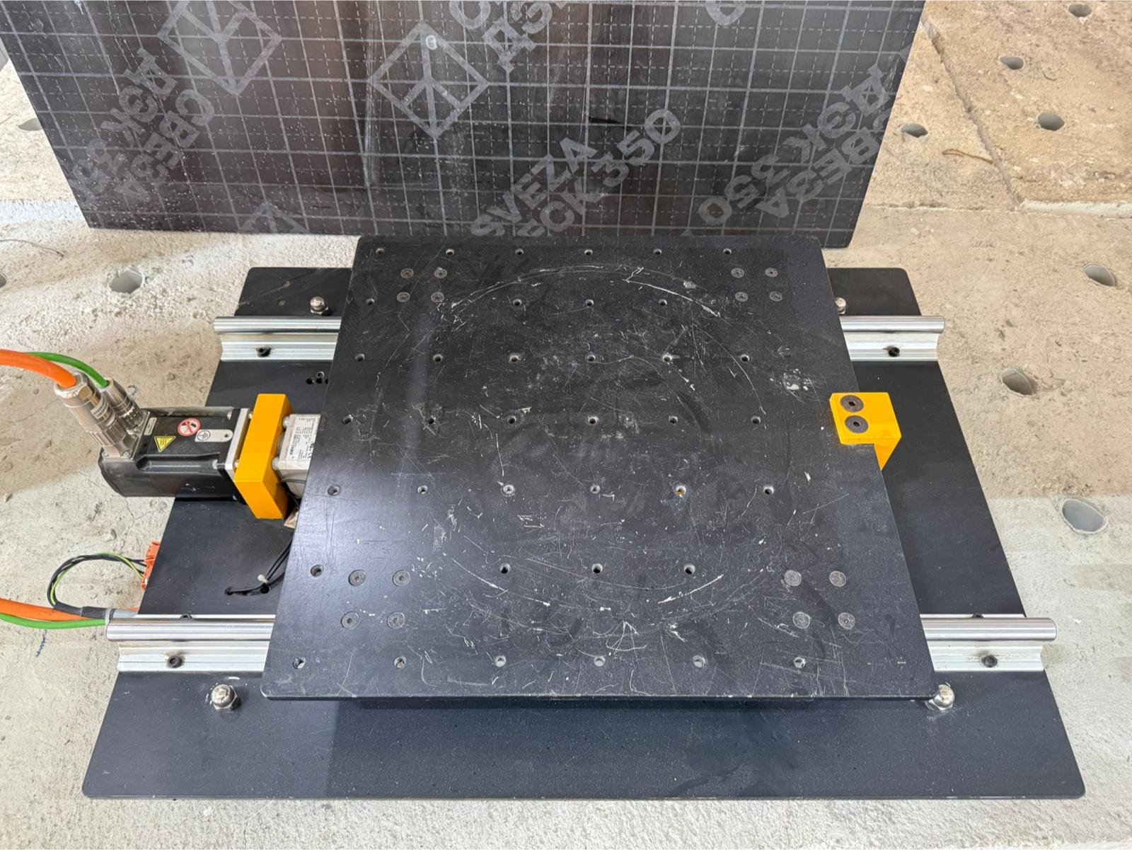 0.5mx0.5m boyutlarında tek eksenli sarsma masası