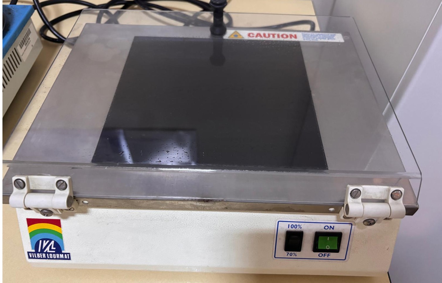 UV transilluminator
